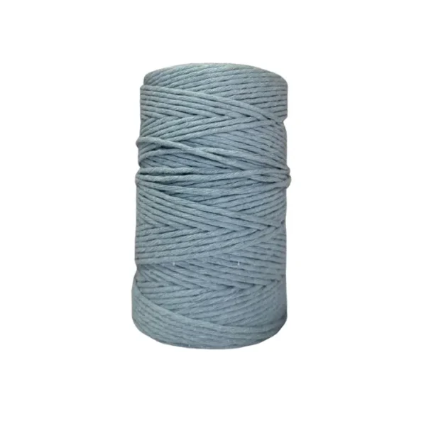 Hilaza azul pastel de algodón recuperado 3mm en rollo sobre fondo blanco Interhilos