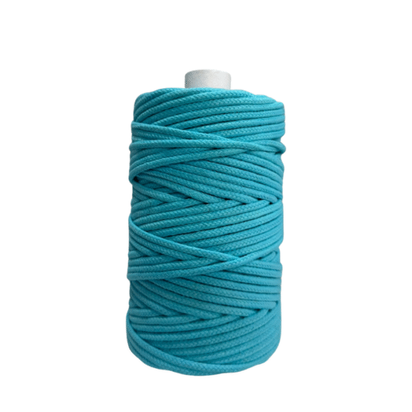 Cola de rata artesanal color turquesa de 3 mm de algodón 100% en rollo sobre fondo blanco - Interhilos