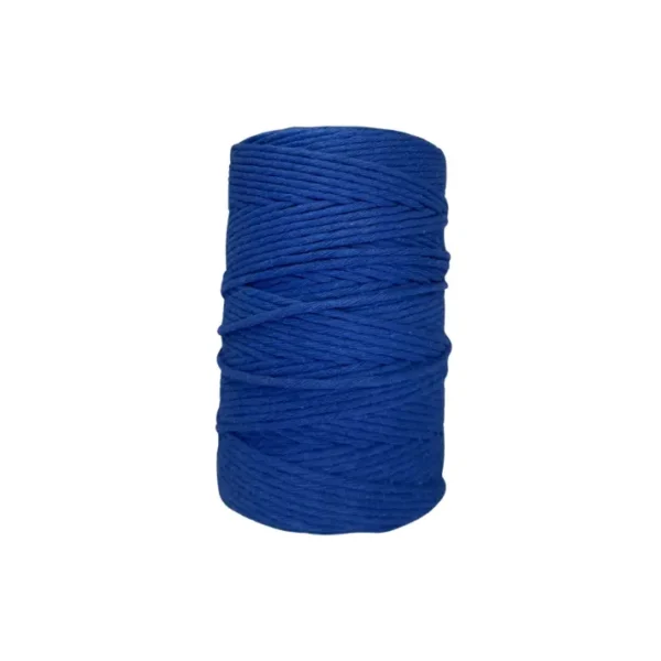 Hilaza color azul puro de 3 mm de algodón recuperado en rollo sobre fondo blanco -Interhilos