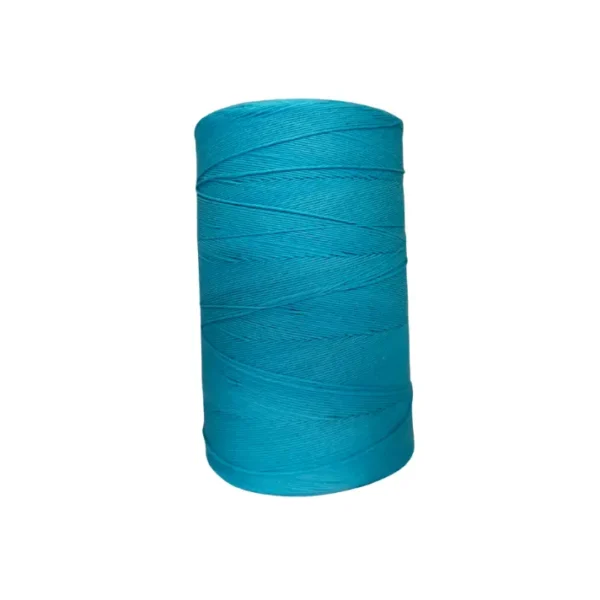 Hilaza color turquesa de 0.3 mm de algodón 100% en rollo sobre fondo blanco - Interhilos